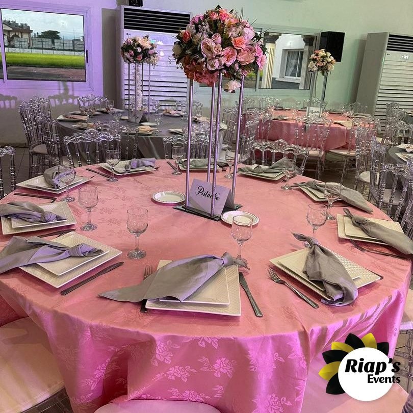 Table ronde rose avec centre de table fleuri